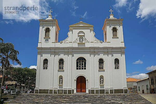 Frontansicht einer weißen Kolonialkirche an einem sonnigen Tag in der historischen Stadt São Luíz do Paraitinga  Brasilien  Südamerika