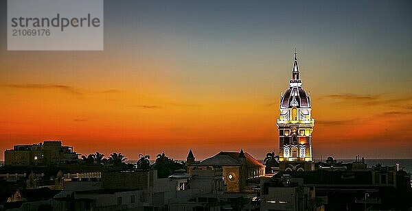 Wunderschöner Blick nach Sonnenuntergang über Cartagena mit beleuchteter Kathedrale von Cartagena vor orange gelbem Himmel