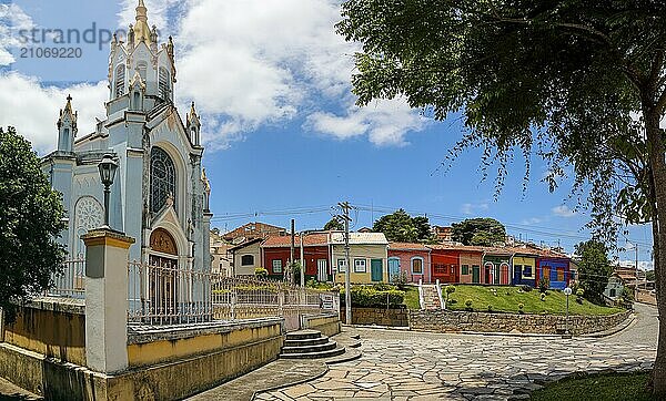 Blick auf eine hübsche Kirche und bunte Gebäude an einem sonnigen Tag in der historischen Stadt São Luíz do Paraitinga  Brasilien  Südamerika