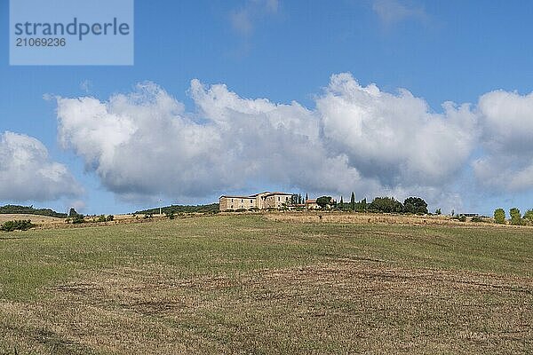 Schöne Aussicht auf die toskanische Landschaft und Sehenswürdigkeiten. Traubenfelder und Olivenöl. Von Montalcino über Montepulciano bis Siena. Sommer in Italien