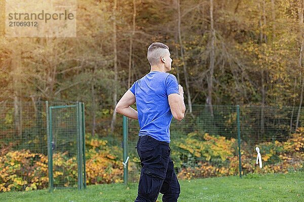 Junger Mann beim Joggen am Morgen in der Natur