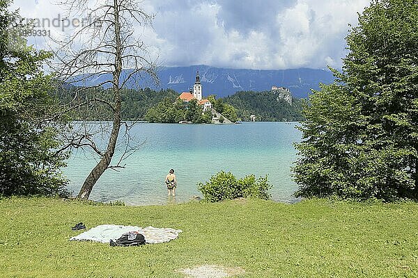 Der Bleder See in Slowenien mit Schwimmen und Baden im Freien. Schöner Bergsee im Sommer mit Kirche auf Insel mit Alpen im Hintergrund