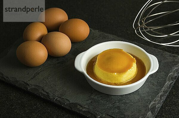 Traditionelle brasilianische Nachspeise  Milchpudding auf dunklem Hintergrund