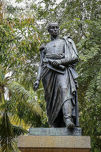 Statue von Simon de Bolivar mit grünem Hintergrund  Santa Cruz de Mompox  Kolumbien  Welterbe  Südamerika