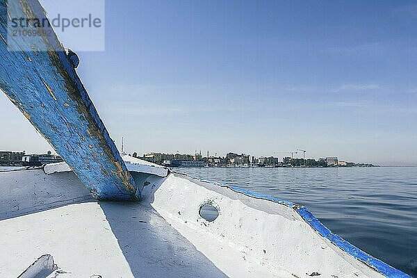 Tauchen Sie ein in die Schönheit von Luxor  während Sie die ruhigen Gewässer des Nils entlangfahren. Dieses atemberaubende Foto fängt den geschäftigen Hafen von Luxor ein  eingerahmt von der Silhouette traditioneller Felukenboote und majestätischer Kreuzfahrtschiffe  die am Hafen angelegt haben. Das Stadtbild bietet eine Kulisse aus leuchtenden Farben und zeitlosem Charme. Erleben Sie die Faszination des Flussufers von Luxor und die Harmonie von Alt und Neu in dieser malerischen Szene. Perfekt für Reisende und Bewunderer von Ägyptens reichem Kulturerbe. Erleben Sie Ägyptens sommerliche Anziehungskraft anhand fesselnder Bilder der Pyramiden  der Sphinx und einer malerischen Nilkreuzfahrt von Assuan nach Luxor. Tauchen Sie ein in die antike Geschichte und lebendige Landschaften