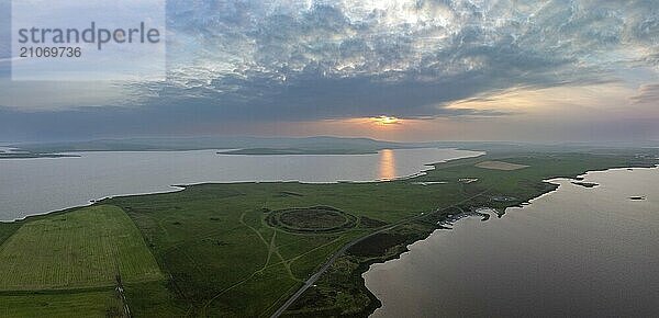 Ring of Brodgar  Steinkreis und Graben  Monument aus dem Neolithikum  UNESCO Weltkulturerbe  Drohnenaufnahme von ausserhalb des Geländes  Mainland  Insel Orkney  Schottland  Großbritannien  Europa