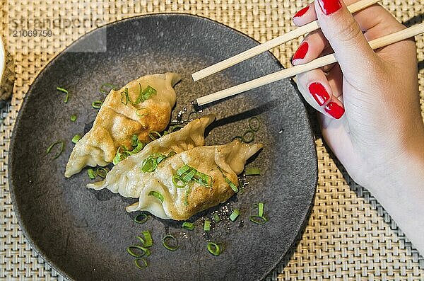 Schöne Gyoza oder Knödel Snack mit Sojasauce  selektiver Fokus  Kopie Raum