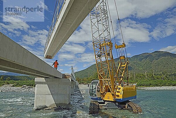 Bauarbeiter errichten eine Betonbrücke über einen kleinen Fluss in Westland  Neuseeland  Ozeanien