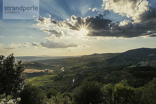 Schöne Aussicht auf die toskanische Landschaft und Sehenswürdigkeiten. Traubenfelder und Olivenöl. Von Montalcino über Montepulciano bis Siena. Sommer in Italien