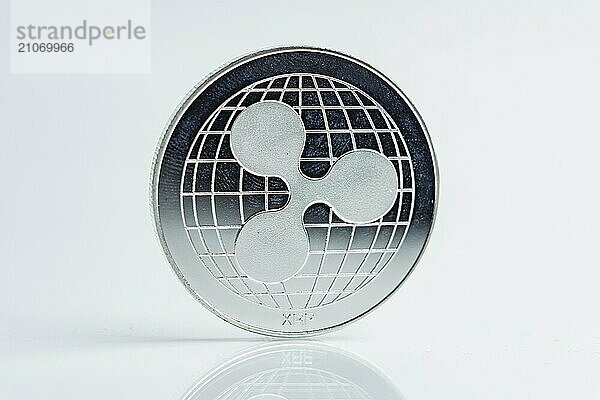 Ripple. Kryptowährung Silbermünze  Makroaufnahme von Ripple Münze vor weißem Hintergrund  ausgeschnitten