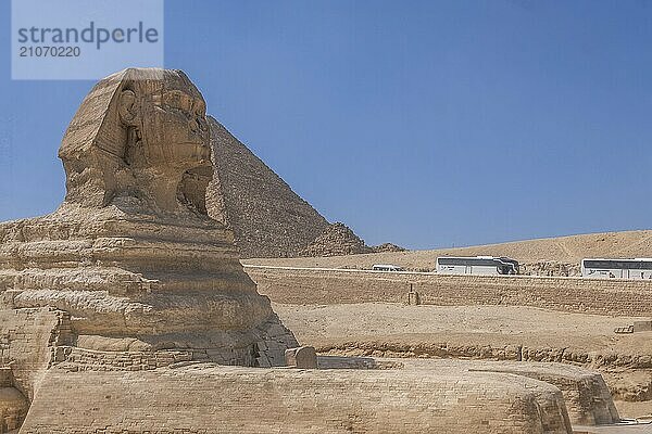 Bewundern Sie die ikonische Sphinx  die rätselhafte Hüterin der alten Geheimnisse Ägyptens. Dieses Foto fängt die Majestät und Mystik dieses zeitlosen Monuments ein  das Jahrtausende der Geschichte erlebt hat. Ideal für Geschichtsinteressierte  Reisende und Liebhaber des ägyptischen Erbes. Erleben Sie die sommerliche Anziehungskraft Ägyptens anhand fesselnder Bilder der Pyramiden  der Sphinx und einer malerischen Nilkreuzfahrt von Assuan nach Luxor. Tauchen Sie ein in die antike Geschichte und lebendige Landschaften