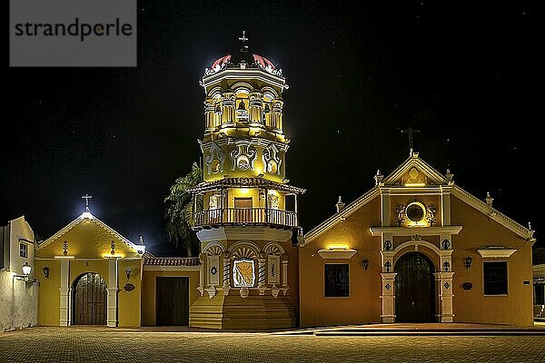 Blick auf die wunderschöne historische Kirche Santa Barbara (Iglesia de Santa Barbara) Santa Cruz de Mompox im Sonnenlicht und blauem Himmel  Weltkulturerbe