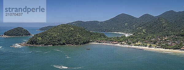 Luftaufnahme der wunderschönen grünen Küste mit Inseln  Buchten und Bergen  die vom Atlantikwald bedeckt sind  Picinguaba  Brasilien  Südamerika