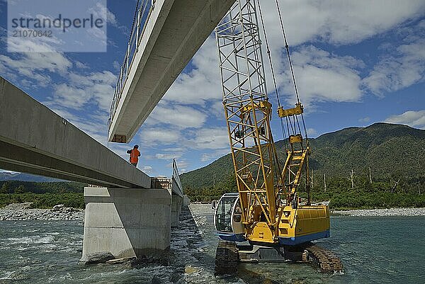 Bauarbeiter errichten eine Betonbrücke über einen kleinen Fluss in Westland  Neuseeland  Ozeanien