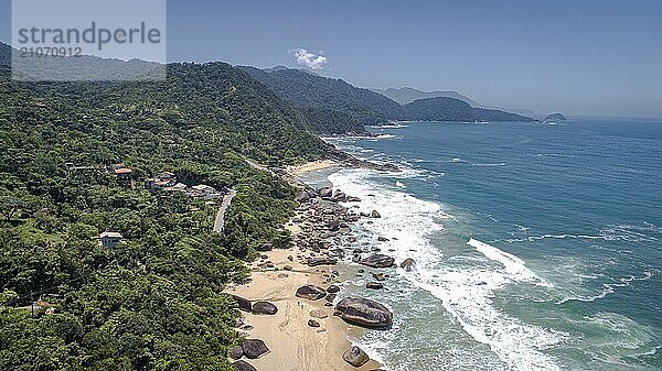 Blick aus der Luft auf die wunderschöne grüne Küste und die mit Atlantikwald bedeckten Berge  Picinguaba  Brasilien  Südamerika