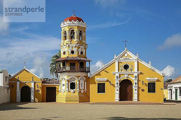 Blick auf die wunderschöne historische Kirche Santa Barbara (Iglesia de Santa Barbara) Santa Cruz de Mompox im Sonnenlicht und blauem Himmel  Weltkulturerbe