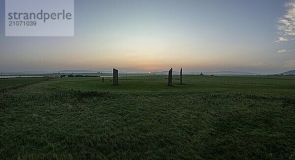 Stones of Stenness Circle and Henge  Steinkreis und Graben  neolithisches Monument  UNESCO Weltkulturerbe  Drohenaufnahme von ausserhalb des Geländes  Mainland  Insel Orkney  Schottland  Großbritannien  Europa