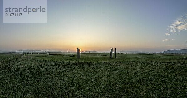 Stones of Stenness Circle and Henge  Steinkreis und Graben  neolithisches Monument  UNESCO Weltkulturerbe  Drohenaufnahme von ausserhalb des Geländes  Mainland  Insel Orkney  Schottland  Großbritannien  Europa