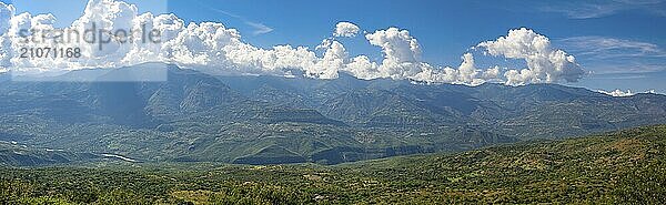 Panorama des wunderschönen Ausblicks von Barichara  Kolumbien  über die grüne Landschaft zu den Bergen mit blauem Himmel und weißen Wolken entlang des Bergkamms  Südamerika