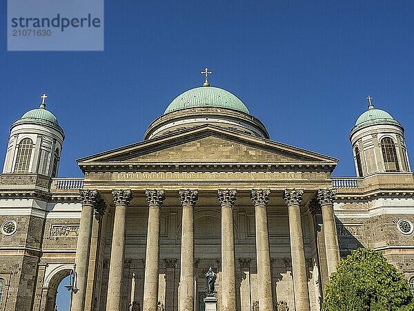 Frontale Ansicht einer historischen Kirche mit zwei Türmen und einer Kuppel unter klarem Himmel  szentendere  Donau  Ungarn  Europa