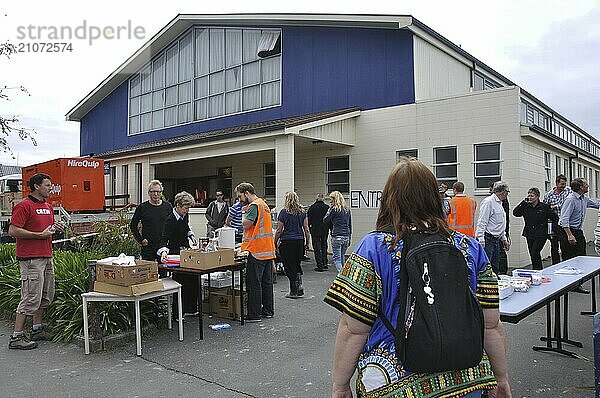 CHRISTCHURCH  NEUSEELAND  22. FEBRUAR 2011: Nach dem Erdbeben der Stärke 6  4 am 22. Februar 2011 in Christchurch  Neuseeland  kommen Menschen in einer Hilfsstation in New Brighton an  um Lebensmittel zu erhalten  Ozeanien