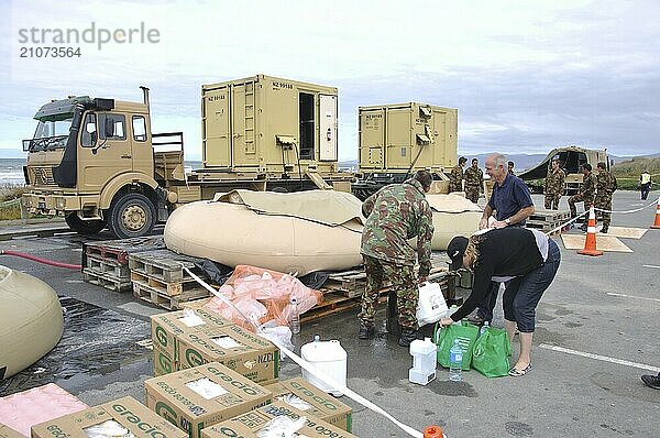 CHRISTCHURCH  NEUSEELAND  22. FEBRUAR 2011: Soldaten der neuseeländischen Streitkräfte versorgen die Menschen in New Brighton nach dem Erdbeben der Stärke 6  4 am 22. Februar 2011 in Christchurch  Neuseeland  mit entsalztem Wasser  Ozeanien