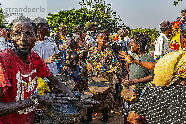 Village welcomes foreigner  Tshikapa  Kasai  Democratic Republic of Congo  Africa