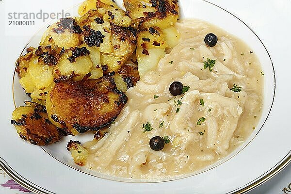 Schwäbische Küche  Saure Kutteln mit Röstkartoffeln  Kartoffelrädchen angebraten  Fleischgericht  Innereien  deftig  salzig  typisch Schwäbisch  Hausmannskost  Traditionsküche  Wacholder  Suppenteller  Foodfotografie  Studio  Deutschland  Europa