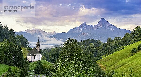 Wallfahrtskirche Maria Gern  Ausblick zum Watzmann  vor Sonnenaufgang  Berchtesgardener Alpen  Berchtesgaden  Berchtesgadener Land  Oberbayern  Bayern  Deutschland  Europa