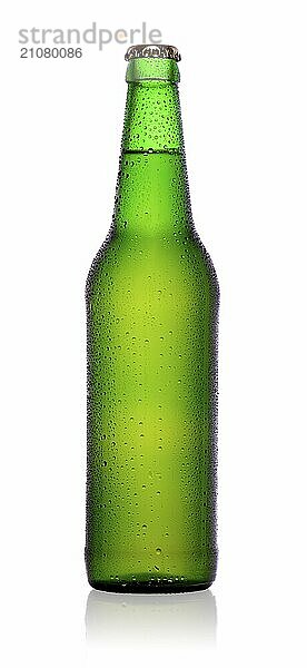 Grüne Bierflasche vor weißem Hintergrund