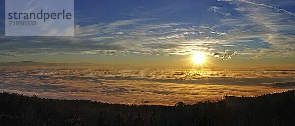 Sonnenuntergang in ein Nebelmeer über dem Bodensee  Inversionswetterlage mit Alpenblick