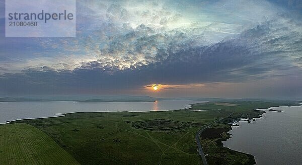 Ring of Brodgar  Steinkreis und Graben  Monument aus dem Neolithikum  UNESCO Weltkulturerbe  Drohnenaufnahme von ausserhalb des Geländes  Mainland  Insel Orkney  Schottland  Großbritannien  Europa