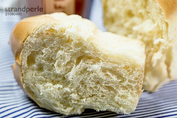 Mini Butter Brioche mit Kaffeebecher auf hellblauem Hintergrund