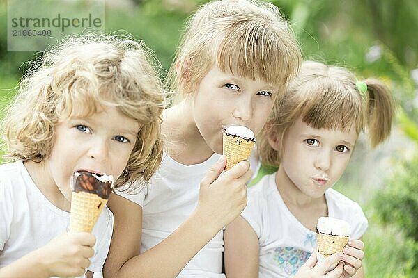 Glückliche Freunde essen Eis im Freien im Frühlingspark