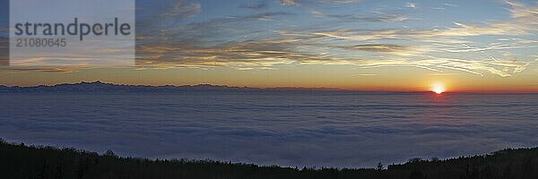 Sonnenuntergang in ein Nebelmeer über dem Bodensee  Inversionswetterlage mit Alpenblick