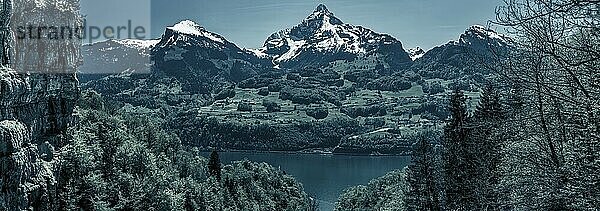 Tolles Panorama über den Walensee und seine schöne Umgebung  die schneebedeckten Berggipfel und riesigen Felsen  mit dunkelblauen Farben hinzugefügt. Bild aufgenommen in der Nähe des Dorfes Quinten  Schweiz  Europa