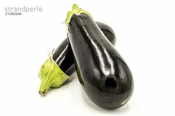 Aubergine oder Aubergine Gemüse vor weißem Hintergrund Ausschnitt