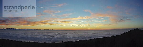 Abendrot über dem Nebelmeer am Bodensee  Inversionswetterlage mit Alpenblick