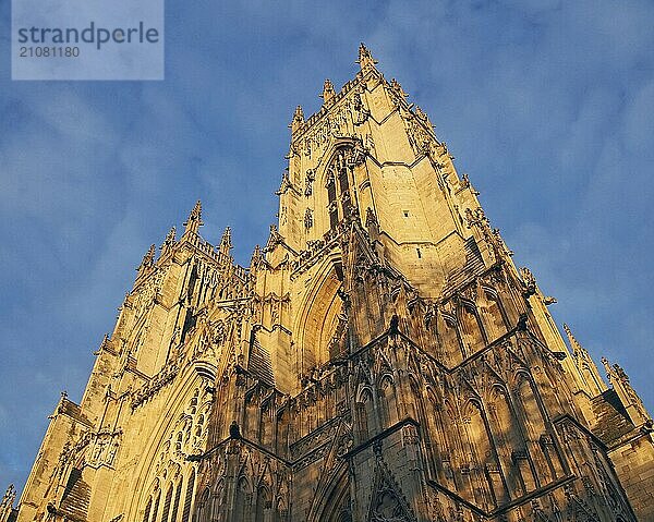 Blick von oben auf die Türme an der Vorderseite des Münsters von York im Sonnenlicht