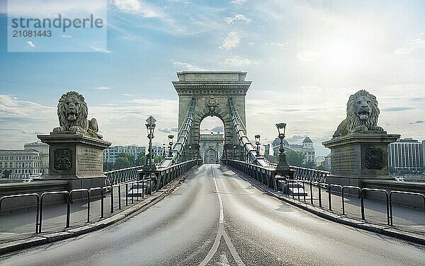 Frontansicht der Kettenbrücke in Budapest bei Sonnenaufgang  Ungarn  Europa