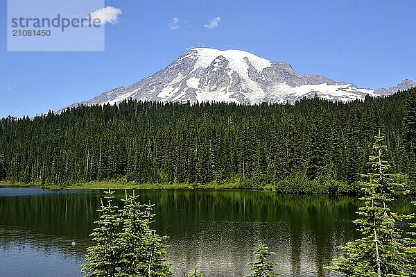 Panorama Lake in Mount Rainier National Park  Washington  USA. Panorama mit See in Mount Rainier Nationalpark  Washington. USA