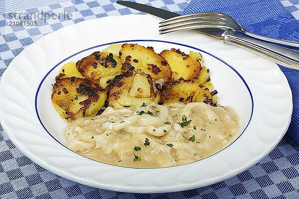 Schwäbische Küche  Saure Kutteln mit Röstkartoffeln  Kartoffelrädchen angebraten  Fleischgericht  Innereien  deftig  salzig  typisch Schwäbisch  Hausmannskost  Traditionsküche  Suppenteller  Foodfotografie  Studio  Deutschland  Europa