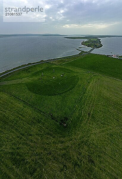 Stones of Stenness Circle and Henge  Steinkreis und Graben  neolithisches Monument  UNESCO Weltkulturerbe  Drohenaufnahme von ausserhalb des Geländes  Mainland  Insel Orkney  Schottland  Großbritannien  Europa