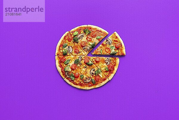 Leckere hausgemachte vegane Pizza mit Pilzen und Brokkoli  minimalistisch auf einem lila Hintergrund