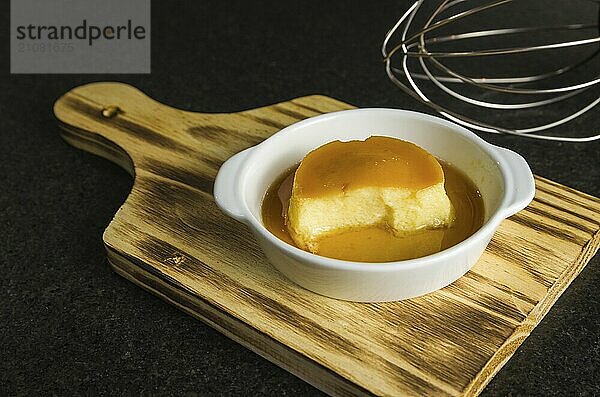 Traditionelle brasilianische Nachspeise  Milchpudding auf dunklem Hintergrund