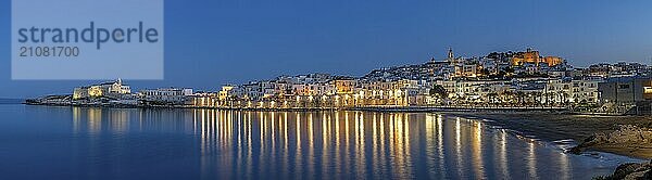 Panorama der schönen Stadt Vieste am Gargano in Apulien  Italien  bei Nacht  Europa