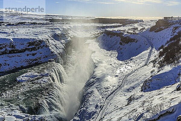 Großer Wasserfall in einer Schlucht im Schnee  Winter  sonnig  Gegenlicht  Gischt  Gullfoss  Golden Circle  Südwestisland  Island  Europa