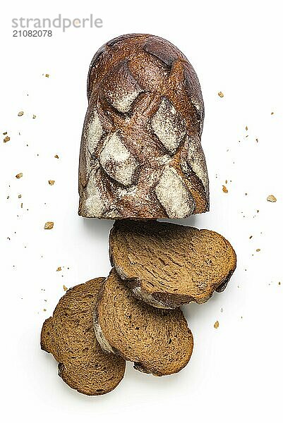 Geschnittenes Schwarzbrot und Krümel vor weißem Hintergrund