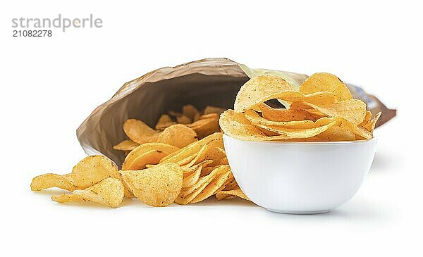 Leckere Kartoffelchips in Verpackung und Schale vor weißem Hintergrund