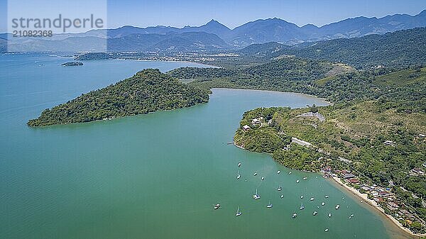 Panoramablick aus der Luft auf die Küste bei Tarituba mit wunderschönen Buchten  Inseln  grünen Bergen und Stränden  Grüne Küste  Brasilien  Südamerika